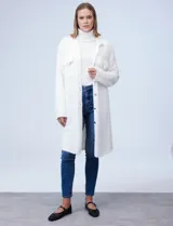 Sobrecamisa blanca de tejido soft, marca Ruby Rd. Tiene cuello con solapa, abertura central con botones y bolsillos delanteros.
