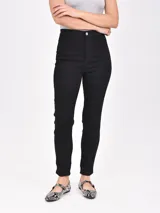 Pantalón jean negro de tiro alto, corte ajustado y largo al tobillo.