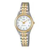 Reloj analógico Casio con caja y malla de acero inoxidable en combinación de tonos plateado y dorado. Presenta una esfera blanca con números arábigos y agujas doradas.