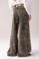 Pantalón jean wide leg de tiro alto, color azul denim con paneles laterales blancos.