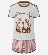 Pijama corto Lov de dos piezas confeccionado en peach touch. Compuesto por remera blanca de manga corta con ribetes y cuello marrón, con estampa frontal de oso y la leyenda "Be Cool", y short de rayas verticales rosadas y blancas con cintura elastizada.
