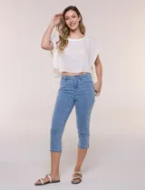 Pantalón capri de tiro medio y calce ajustado confeccionado en denim elastizado con diseño animal print al tono, bolsillos delanteros y traseros.