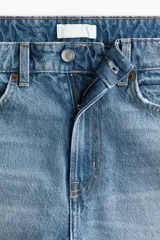 Bermuda de cinco bolsillos en denim de algodón rígido, color celeste con efecto desgastado. Modelo de corte holgado con cierre y botón metálico.