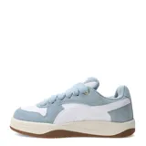 Championes urbanos Puma modelo Park Luna OG, combinan paneles de gamuza en color celeste con base de cuero sintético blanco. Presentan cordones gruesos, entresuela de goma en tono crema y suela de goma color caramelo.