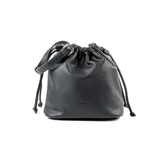 Cartera tipo balde de símil cuero graneado color negro, con cierre de cordón ajustable y correa larga regulable con hebilla metálica. Presenta el logo de la marca grabado en el frente.