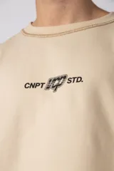 Buzo de cuello redondo confeccionado en tejido rústico con bordes al corte y costuras expuestas. Presenta un diseño boxy con estampado frontal y es reversible, permitiendo su uso por ambos lados.