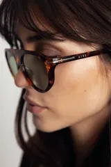 Lentes de sol con armazón de diseño aviador en estampado carey y cristales oscuros con protección UV400.