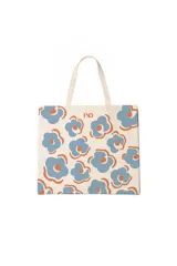 Bolso tote de tela color crema con estampado de flores celestes y centros naranjas.