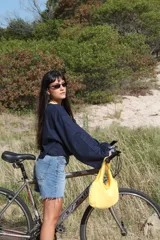 Remera de manga larga color azul marino con cuello redondo en contraste amarillo. Presenta un pequeño bordado en el pecho.