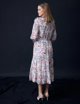 Vestido midi de gasa estampada marca Julia Jordan, con cuello a la base fruncido, escote en V y lazo de ajuste. Cintura con lazo de ajuste, manga larga con puño elastizado y forro interno.