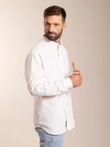 Camisa de manga larga Polanco, confeccionada en una mezcla de lino y algodón, con cuello abotonado y cierre frontal de botones.