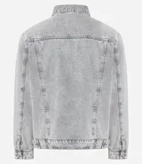 Campera de jean de hombre, color celeste claro con efecto desteñido y desgastado. Presenta cuello, manga larga, cierre frontal con botones blancos y dos bolsillos con solapa y botón en el pecho.