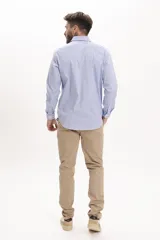 Camisa de manga larga con diseño de rayas verticales finas en color celeste y blanco, con cuello clásico y cierre frontal de botones.