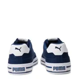 Championes Puma modelo Court Classic Vulc, color azul marino con la clásica franja lateral de Puma en blanco y suela vulcanizada blanca con líneas azules.