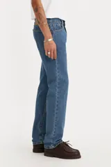 Jean Levi's modelo 505 Regular Fit, color azul medio, de pierna recta y tiro alto. Cuenta con cierre de cremallera y cinco bolsillos.