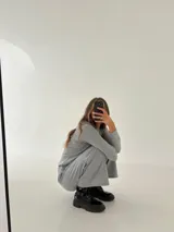 Remera gris de morley de algodón, manga larga con detalle fruncido en el hombro.