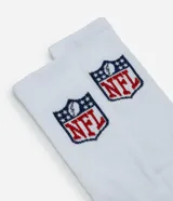 Medias de caña larga color blanco con el logo de la NFL estampado en el lateral. Presentan puntera y talón en color azul marino con una franja roja decorativa en la puntera.