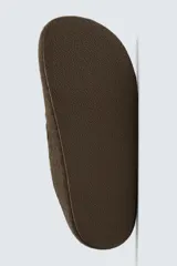 Zueco destalonado de fieltro color marrón, con detalle de hebilla metálica ajustable y costura en el empeine.