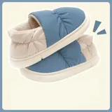Pantuflas cerradas impermeables de United Uy, diseño bicolor con empeine azul y talón blanco, con interior de corderito y suela de goma blanca.