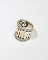 Anillo ancho de plata 925 con apliques de oro y circonitas blancas.