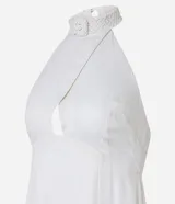 Vestido midi evasé color blanco, confeccionado en viscosa con foil. Presenta cuello halter trenzado, sisa americana y espalda descubierta.