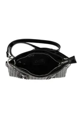 Cartera bandolera color marrón con acabado brillante, decorada con múltiples tachas metálicas plateadas y cierres decorativos frontales. Incluye un aplique metálico en forma de labios en el centro y correa ajustable.