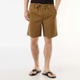 Bermuda estilo chino color marrón, de corte recto y holgado, con bolsillos laterales y trabillas para cinturón.