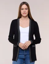 Cardigan de punto acanalado color verde, con bolsillos simulados y ribetes en contraste blanco en la apertura frontal, puños y bolsillos, de manga larga y diseño abierto.