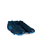 Championes de fútbol Umbro modelo Touch FG, color negro con detalles en turquesa. Presentan el logo de la marca en el lateral y suela con tapones para terreno firme.