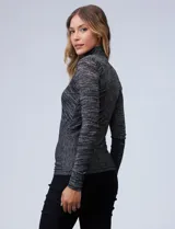 Buzo de tejido elastizado melange, con cuello alto y mangas largas. Marca Tahari.