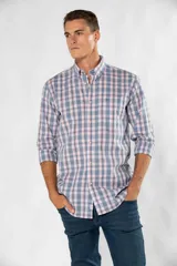 Camisa de manga larga con estampado de cuadros en tonos azules y verdes, cuello abotonado, cierre frontal con botones y bolsillo en el pecho con logo bordado.
