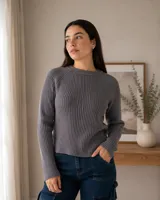 Sweater de tejido de punto acanalado en color gris, con cuello redondo y mangas largas con diseño raglán.