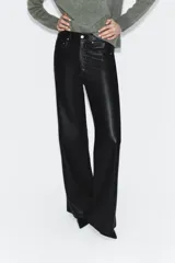 Pantalón de tiro medio confeccionado en tejido efecto piel, con diseño de cinco bolsillos y cierre frontal con cremallera y botón.