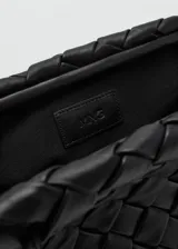 Bolso de hombro de tamaño mediano con diseño trenzado artesanal, confeccionado en piel ovino de color negro. Cuenta con cierre magnético y doble asa de hombro.