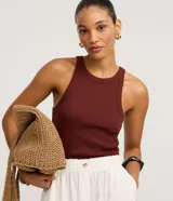 Musculosa basica de rib de algodon color bordo con cuello redondo y corte regular.