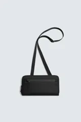 Cartera tipo bandolera o billetera con correa ajustable, color negro, con acabado engomado y cierres de cremallera.