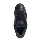 Championes Adidas Campus 00S, color negro con detalles en gris. Presentan las tres tiras características de la marca en cuero negro.