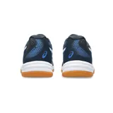Championes Asics Upcourt 5, diseñados para deportes de interior, con parte superior de malla transpirable en color azul marino y detalles en azul eléctrico y blanco. Presentan suela de goma color caramelo para mayor tracción.
