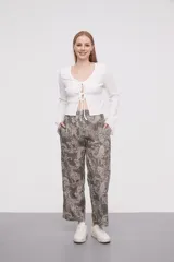 Pantalón de algodón de tiro medio, corte recto y largo, con estampado paisley en tonos verde militar y beige/blanco.