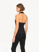 Top negro con cuello halter y diseño cruzado.