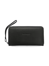 Billetera Hush Puppies de cuero negro con textura granulada, cierre perimetral y correa de mano desmontable.