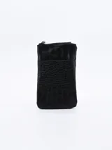 Bandolera negra con textura símil piel de cocodrilo, cierre superior con cremallera y correa larga regulable.