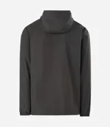 Campera rompevientos color tostado, con capucha ajustable mediante cordones, cierre frontal completo y puños elásticos. Presenta un diseño minimalista y funcional, ideal para protección contra el viento.