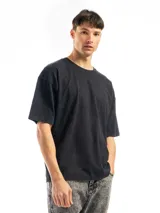 Remera oversized color bordó de corte relajado, confeccionada en algodón pesado con efecto acid wash.