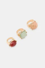 Pack de tres anillos metálicos dorados con piedras naturales engarzadas en tonos rojo, verde y naranja.