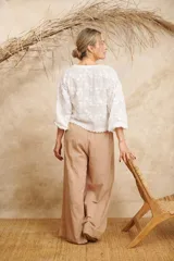 Pantalón palazzo color beige, de algodón, con cintura elastizada y corte amplio.