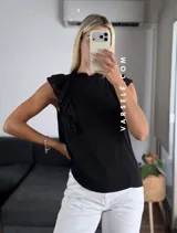 Blusa blanca de símil lino con cuello redondo fruncido, doble volado en las mangas con detalle de encaje.