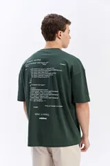 Remera boxy de color beige, de manga corta, con estampa en la espalda inspirada en código de programación y estética digital.