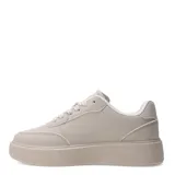 Championes urbanos de plataforma color beige, con diseño de paneles superpuestos y cierre mediante cordones al tono.