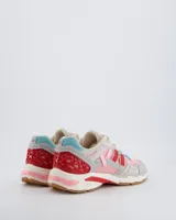 Championes de estilo runner retro marca Coolway, con diseño multicolor que combina tonos rosados, grises, rojos y celestes. Confeccionados en una mezcla de serraje, mesh y paneles reforzados, cuentan con una estructura robusta, suela de goma con relieve y detalle de refuerzo plástico en el talón.